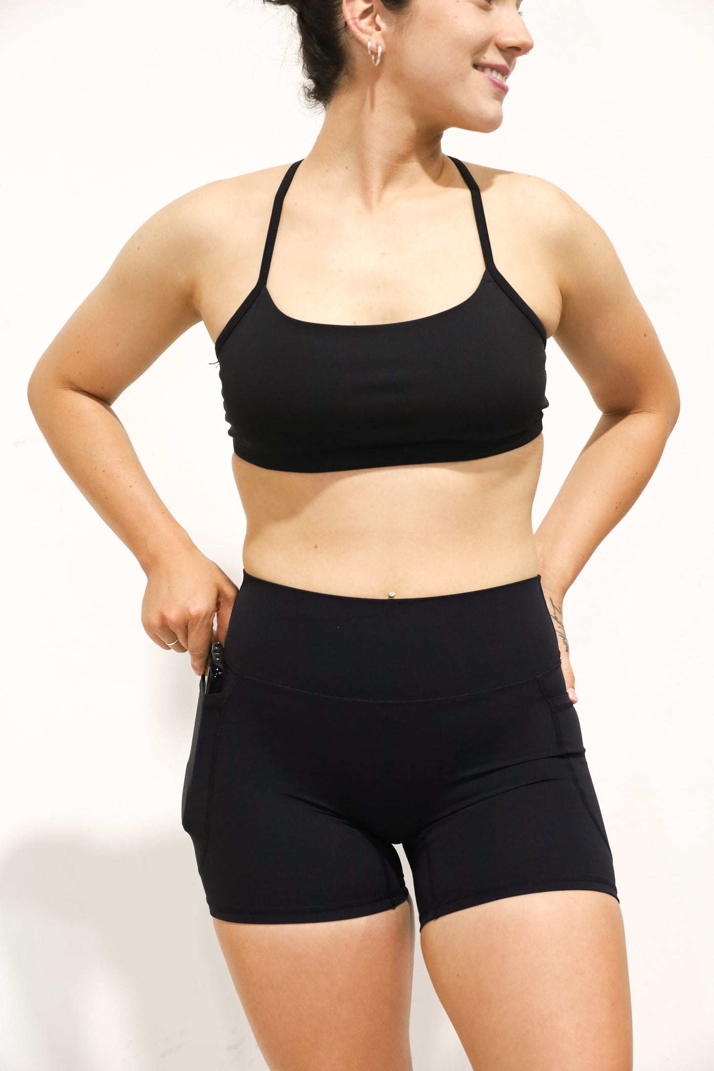 BLACK BOOTY SHORTS (POCKETS)