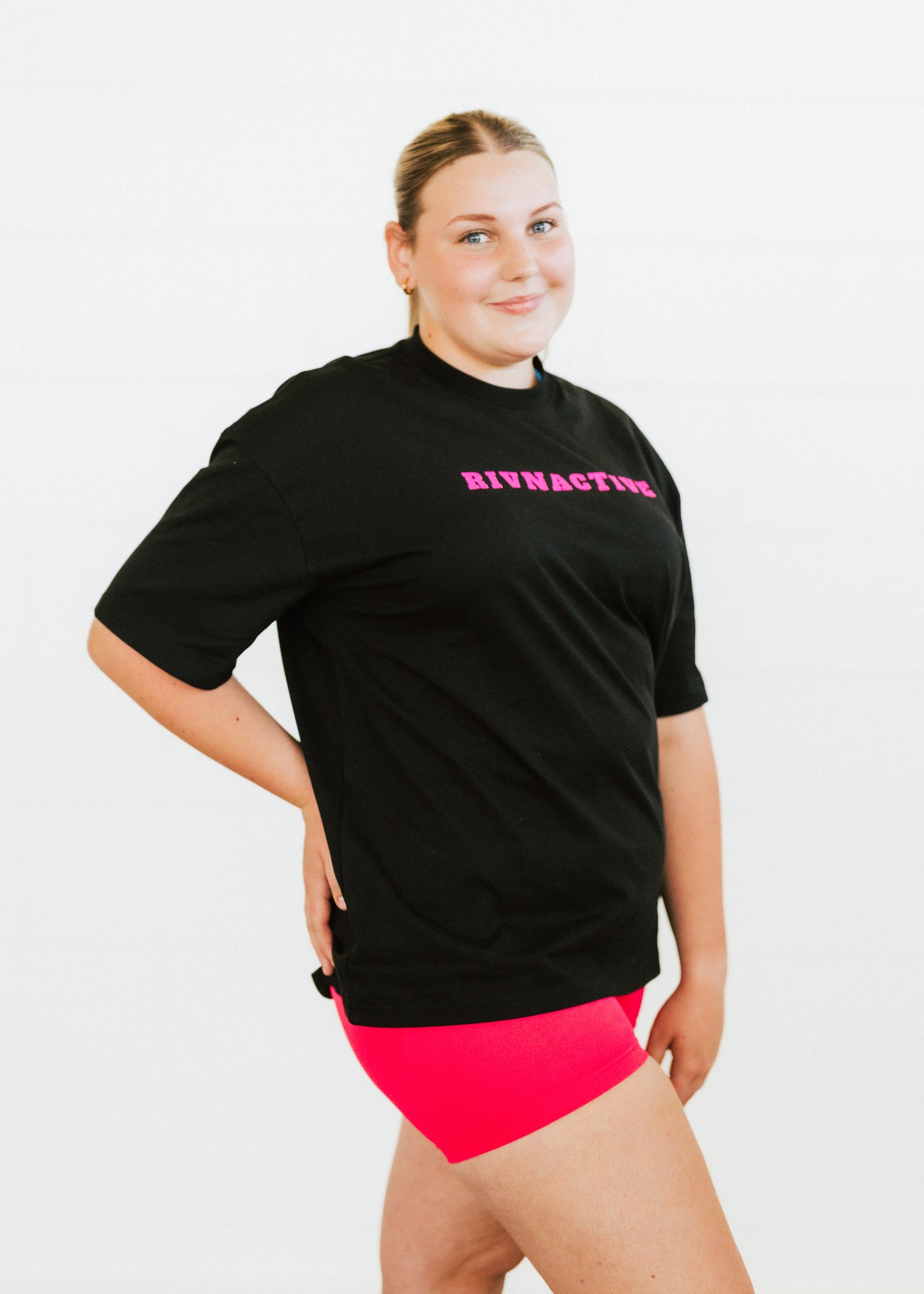 BLACK ESSENTIAL TEE (PINK LOGO)