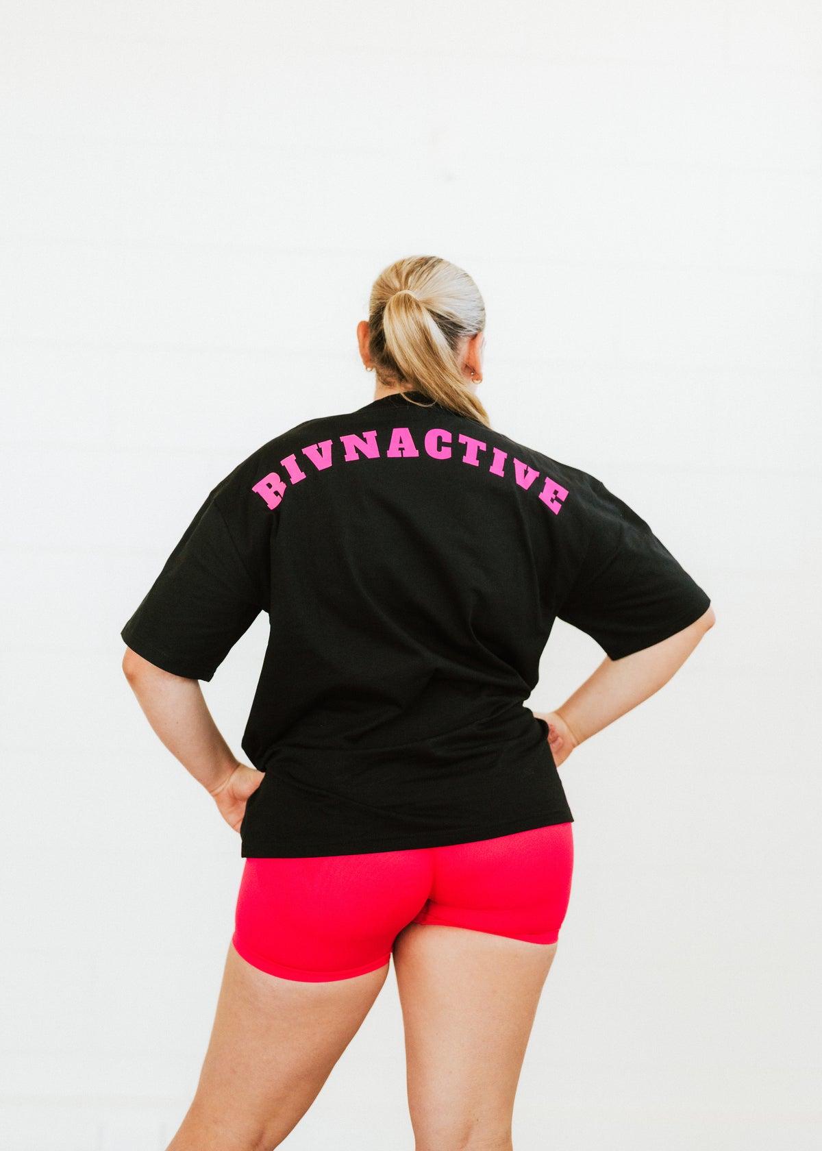BLACK ESSENTIAL TEE (PINK LOGO)