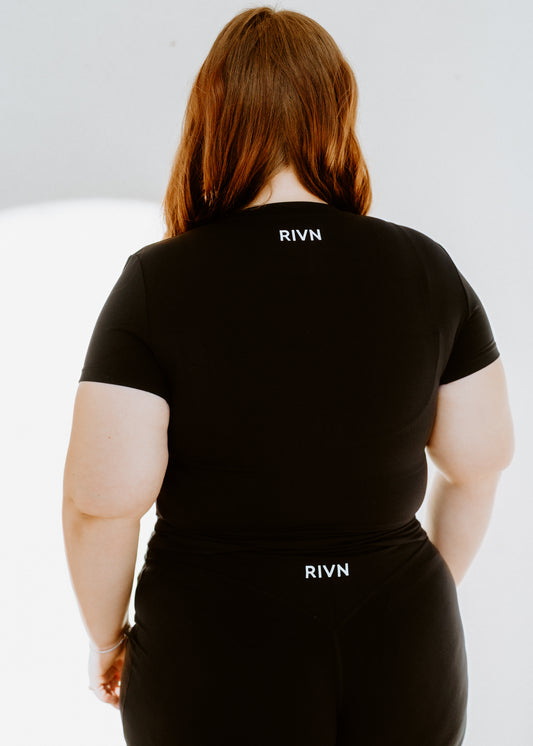 ESSENTIAL BLACK STAPLE TEE